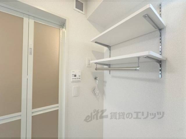 洗濯機置場　可動式の棚あり