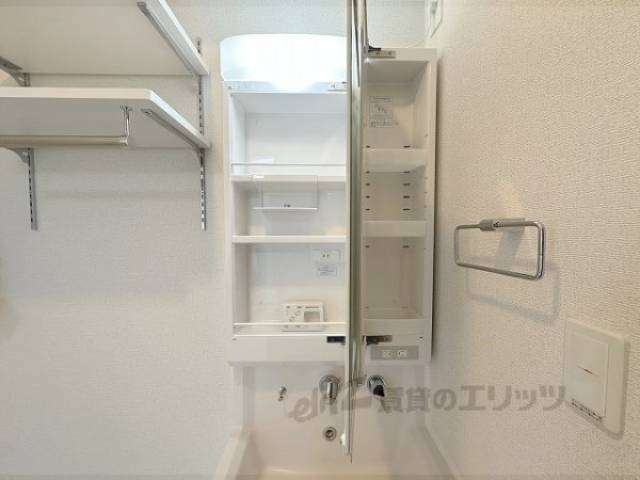 洗面所　鏡裏収納