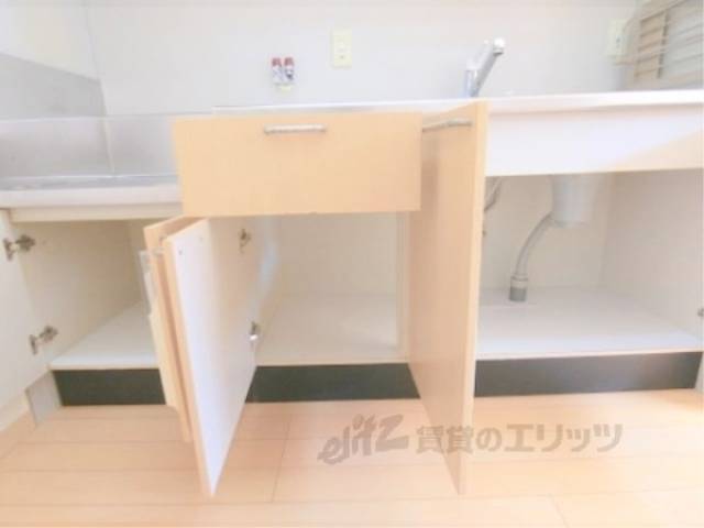 キッチン　下部収納棚