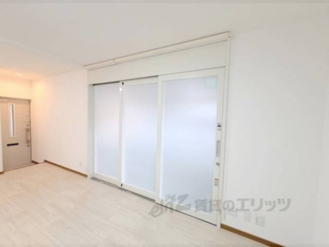 大窓　手を離すと自動で閉まります