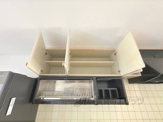 キッチン　上部収納棚オープン