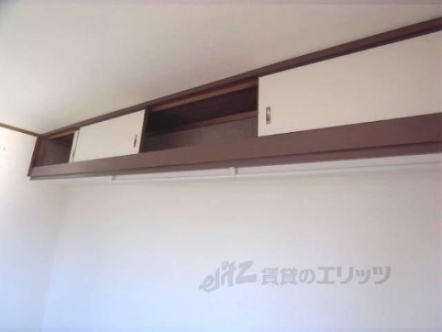 収納　壁上収納　居室の壁上にも収納があり、便利です。