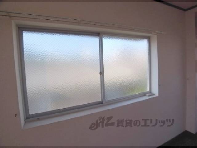 居室側　居室側にも出窓があり、明るい室内です。