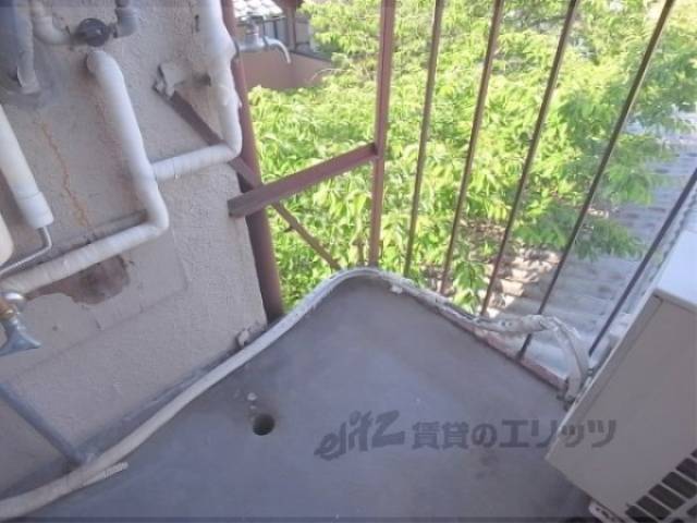 ベランダ　洗濯機置場