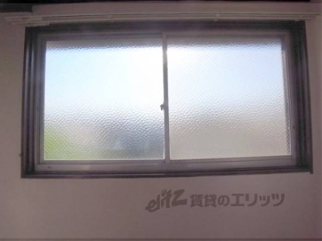玄関出窓　玄関横に出窓が付いています