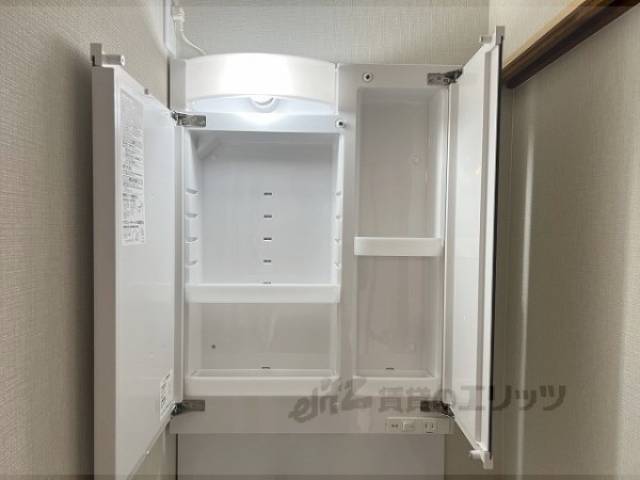 洗面所　洗面台上部収納