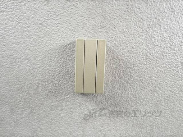 玄関　玄関外荷物掛け