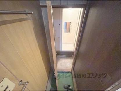 風呂場までの扉　通路