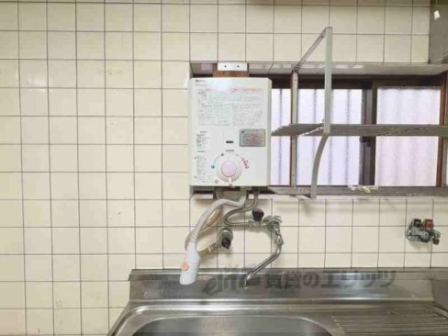 キッチン　瞬間湯沸かし器