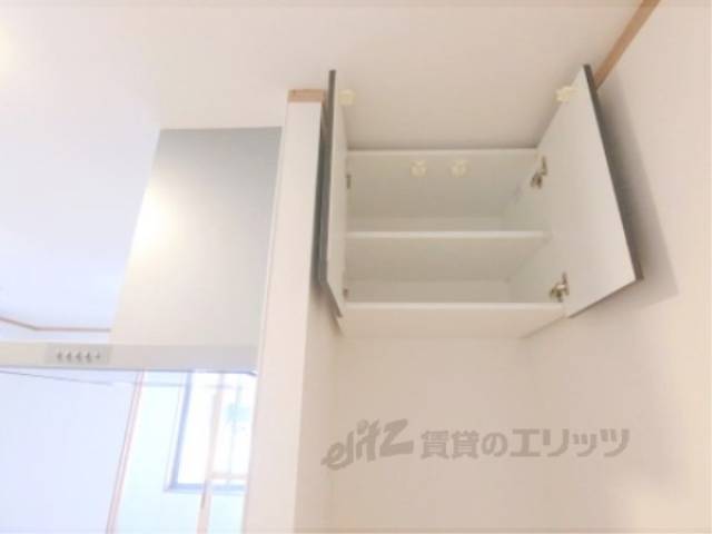 キッチン　上部収納棚