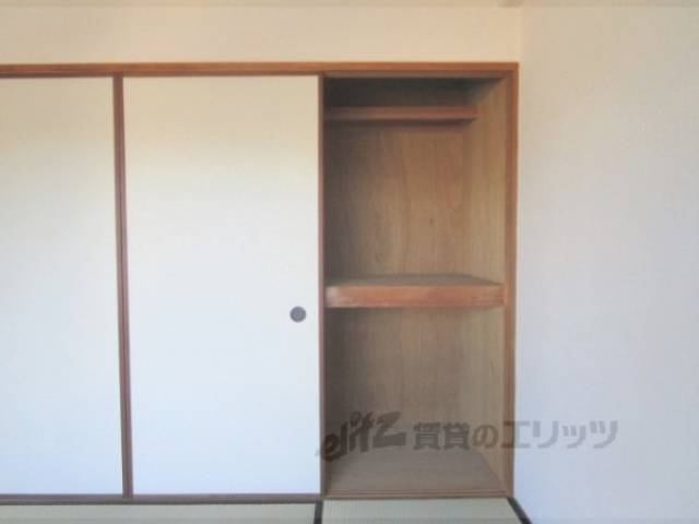収納　和室西側　押し入れ