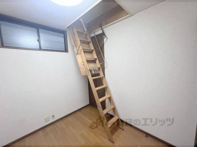 屋根裏収納