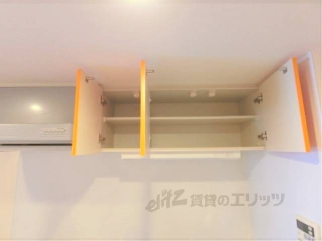 キッチン　上部収納棚