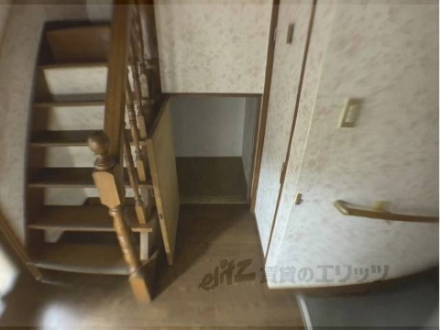 収納　階段下収納
