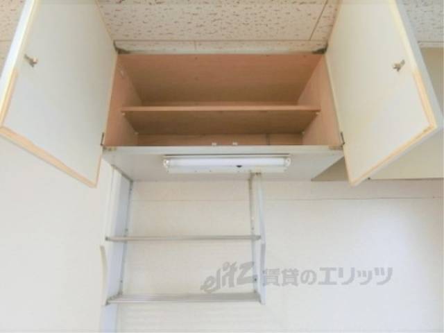 キッチン　上部収納棚