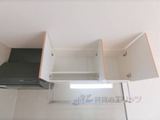 キッチン　上部収納棚
