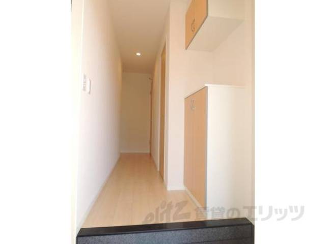 玄関　画像は反転タイプの部屋のものとなります。