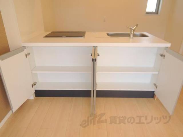 キッチン　画像は反転タイプの部屋のものとなります。