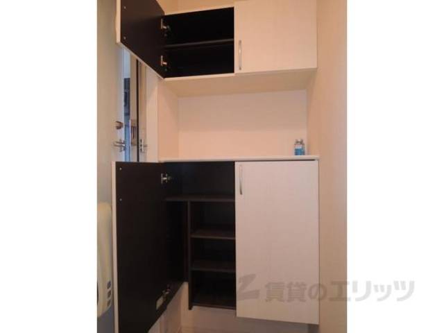 下駄箱　画像は203号室のものです。