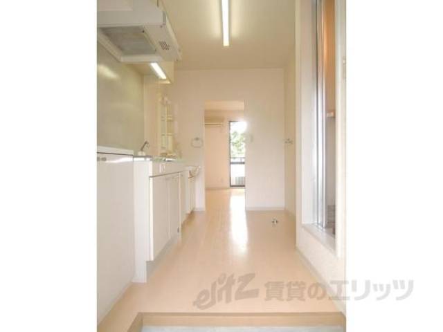 玄関　画像は１Ｆ同タイプの部屋のものとなります。