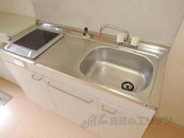 キッチン　画像は１Ｆ同タイプの部屋のものとなります。