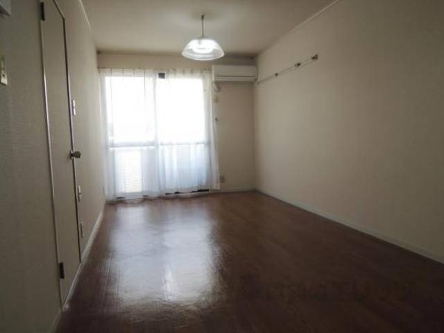 リビング　画像は反転タイプの部屋のものです。