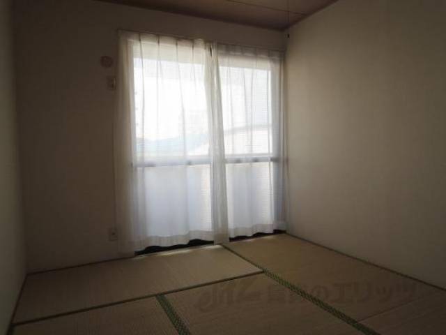 和室　画像は反転タイプの部屋のものです。