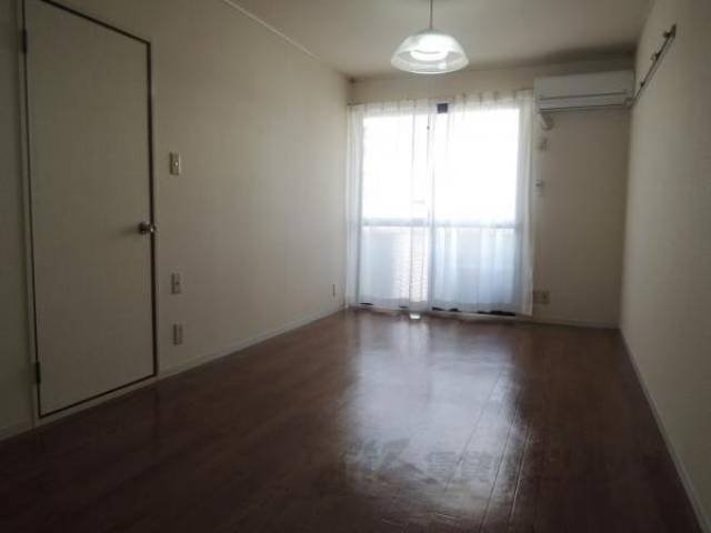 リビング　画像は反転タイプの部屋のものです。