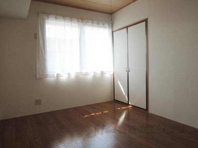 洋室　画像は反転タイプの部屋のものです。