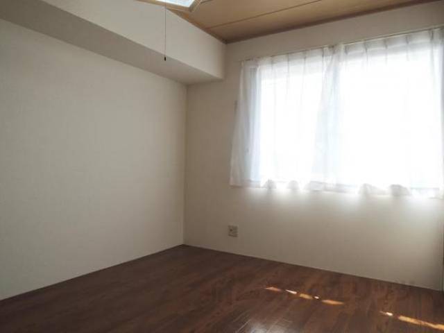 洋室　画像は反転タイプの部屋のものです。