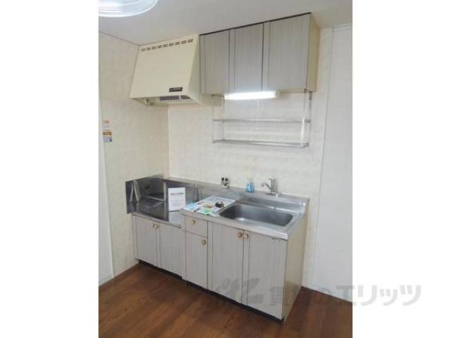 キッチン　画像は反転タイプの部屋のものです。