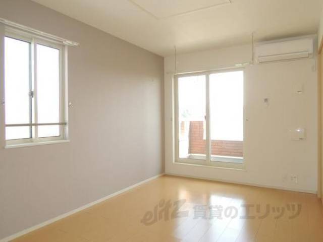 リビング　画像は反転タイプの部屋のものです。