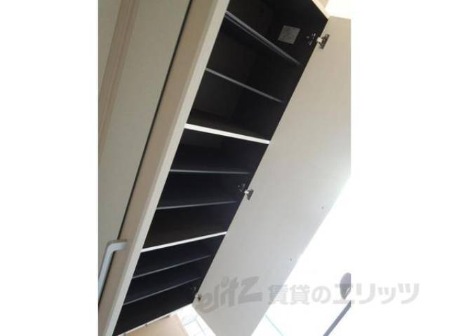 下駄箱　画像は反転タイプの部屋のものです。