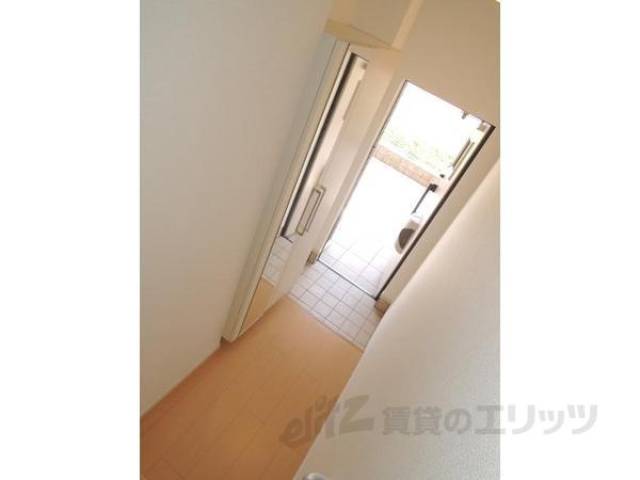 玄関　画像は反転タイプの部屋のものです。