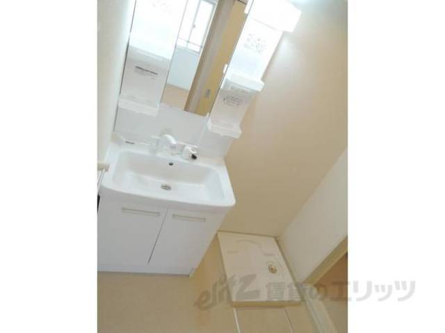 洗面所　画像は反転タイプの部屋のものです。