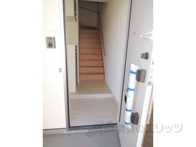玄関　画像は反転タイプの部屋のものとなります。