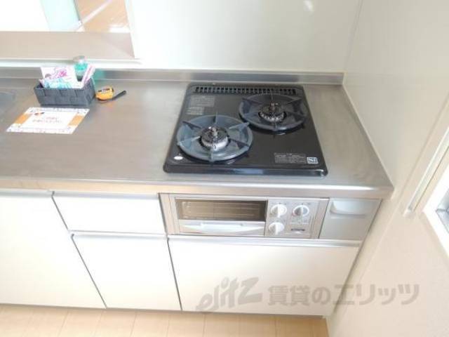 キッチン　画像は反転タイプの部屋のものとなります。