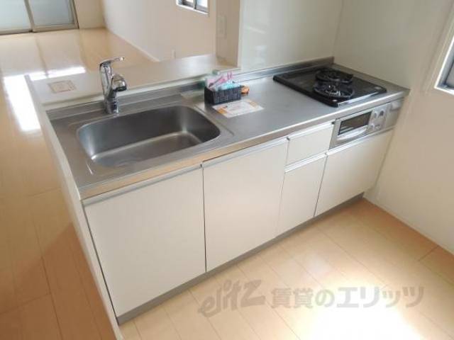 キッチン　画像は反転タイプの部屋のものとなります。