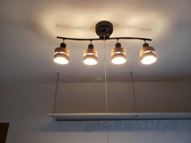 リビング照明　嬉しいデザイン照明付きです