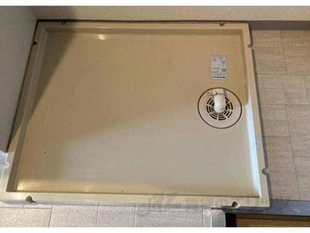 洗濯機置場　洗濯パンが設置されているので、万が一のトラブルでも安心です。