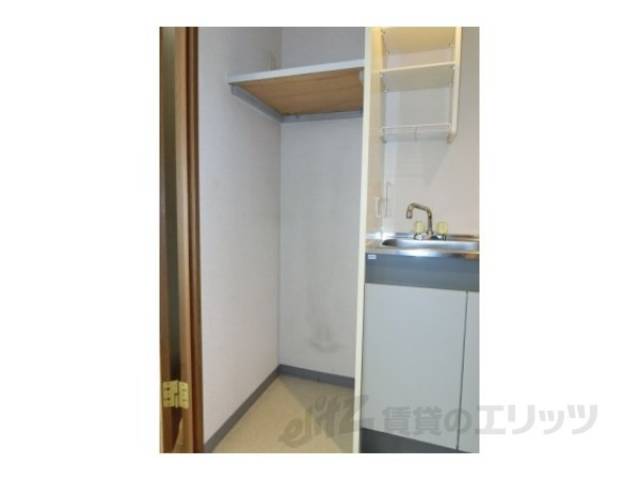 冷蔵庫置場　キッチン横に単身用冷蔵庫及び、電子レンジがセット出来ます