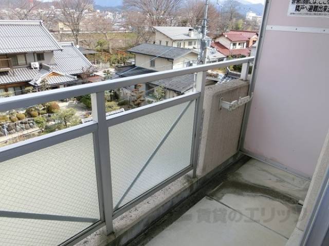 バルコニー　摺りガラスで採光ばっちりです。