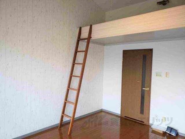 リビング　ロフト用ハシゴは移動可能