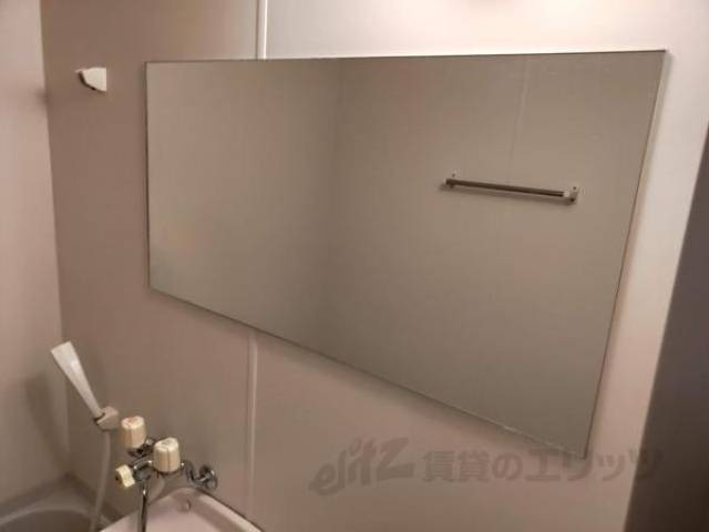 洗面所　鏡は横長タイプを採用しているので、朝の身だしなみも捗ります。