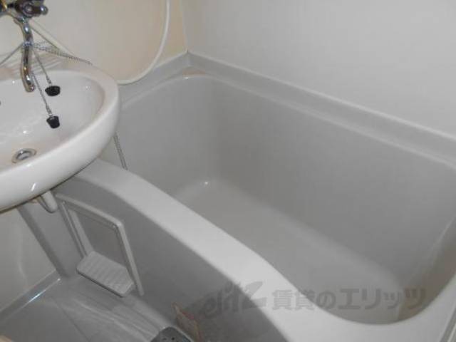 風呂　ゆっくり浸かれるバスタブです。