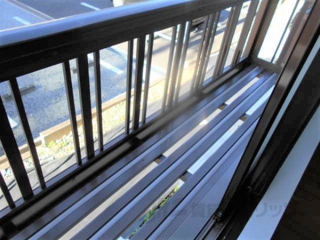 腰窓　フラワーポット　洗濯も室内から干せます。