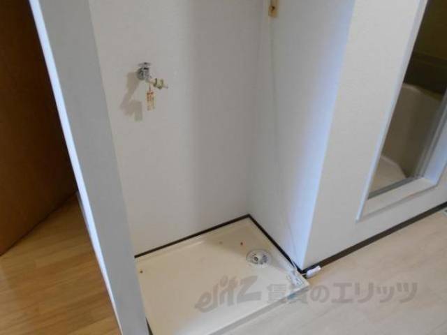 洗濯機置場　洗濯パンと水栓を袖壁で区切って有ります。