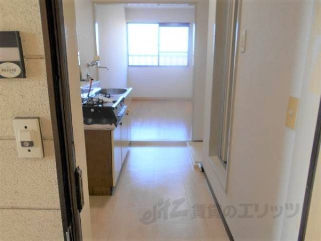 廊下　玄関から、窓まで、風通りも良い感じです。