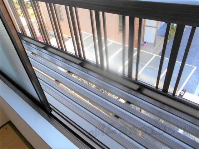 腰窓　フラワーポット　小粋に鉢植えを飾るのも良し