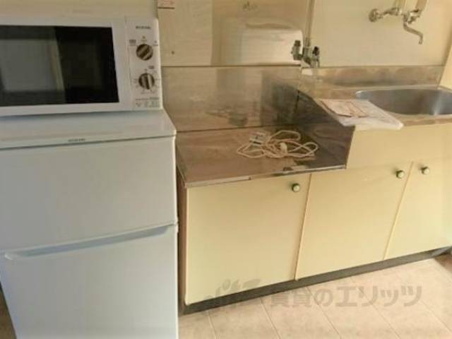 冷蔵庫置場　冷蔵庫と電子レンジを並べてもスムーズな作業場になります。